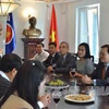 老挝常驻联合国日内瓦办事处卡因大使向杨志勇大使和越南常驻日内瓦代表团致国庆贺词。