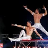 江国基和江国业杂技王子俩在舞台表演。