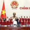 政府总理阮春福会与第29届东南亚运动会越南体育代表团各成员合影。（图片来源：越通社）