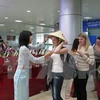 越南人员向俄罗斯游客赠送斗笠。（图片来源：越通社）