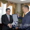 俄罗斯副总理尤里•特鲁特涅夫（右）向阮文平赠送礼品。