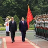 越南国家主席陈大光（左）和埃及总统塞西检阅仪仗队。（图片来源：越通社）