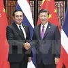 泰国总理巴育与中国国家主席习近平握手。