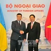 越南政府副总理兼外交部长范平明与乌克兰外交部长科里姆金​亲切握手。