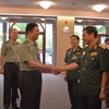  潘文江上将与中国代表团团长握手。