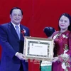 老挝老挝副总理宋赛 • 西潘敦向越南妇女联合会主席阮氏秋河授予二级自由勋章。