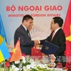 范平明（右）与签署两国外交部磋商计划（2018-2019）。