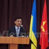 阮俊英大使在会议上发表讲话。