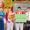 胡志明市领导向越南女子足球队代表赠送奖金。（图片来源：越通社）