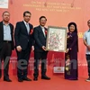 越南画家文阳城向 中国公共外交协会赠​绘画作品。（图片来源：越通社）