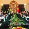 越南政府副总理兼外交部长范平明与巴西外交部长举行会谈
