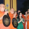 越南驻缅甸大使论垂杨（绿衣）与缅甸佛教协会领导在超度法会上敬香。