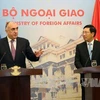 越南政府副总理兼外交部长范平明（右）​与阿塞拜疆外交部长埃利马尔·马梅德亚罗夫。