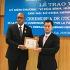 越南友好组织联合会副主席兼秘书长敦俊峰向古巴驻越特命全权大使埃米尼奥·洛佩斯·迪亚兹授予“致力于各民族和平与友谊”纪念章。