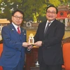 河内市委书记黄忠海向日本经济贸易产业省大臣世耕弘成赠送礼物。