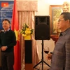 越南驻澳大利亚大使吴向南​（左）与老挝驻澳大利亚大使彭马•坎马尼橙。（图片来源：越通社）