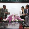 薄辽省人民委员会主席杨成忠（右）与莫桑比克驻越南大使穆关贝。