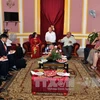 越南祖国阵线中央委员会副主席裴氏清一行会见了古巴保卫革命委员会领导。（图片来源：越通社）