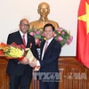 越南外交部副部长何金玉（右）与古巴驻越南大使埃米尼奥•洛佩斯•迪亚兹。（图片来源：越通社）