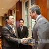 越南政府副总理王廷惠与副总干事布吕德勒及世界贸易组织总理事会主席克林举行会晤。（图片来源：越通社）