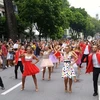 首次国际狂欢节在河内市步行街区热闹登场。（图片来源：越南人民报）