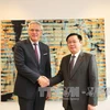 王廷惠与比利时副首相兼经济和就业大臣克里·斯佩特斯握手。（图片来源：越通社）