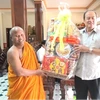 安江省人民委员会副主席阮青平向静边县高棉寺庙和尚赠送礼物。