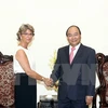 政府总理阮春福（右）会见西班牙新任驻越大使帕洛普。（图片来源：越通社）