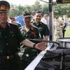 越南人民军副总参谋长范玉明视察二级野战医院厨房。（图片来源：http://thanhnien.vn）
