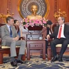 胡志明市市委书记阮善仁会见英国驻越大使贾尔斯·莱韦（图片来源于《新报》）