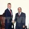 越南政府总理阮春福（右）会见亚洲开发银行副行长史蒂芬·格罗夫。