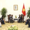 9月22日，越南政府常务副总理张和平在河内会见韩越友好议员小组主席金贺勇