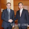 阮文平（右）会见加拿大驻越大使。（图片来源：越通社）