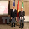 意大利参议院对外关系委员会主席皮埃尔·费尔迪南多·卡西尼与越南驻意大利大使高正善（右）。