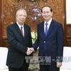 越南国家主席陈大光（右）会见离任前来辞行拜会的保加利亚驻越大使叶夫根尼。（图片来源：越通社）