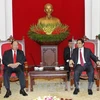 越共中央组织部部长范明正（右）会见老挝内务部部长坎曼•舒魏勒。（图片来源：越通社）