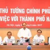 越南政府总理阮春福和各位副总理以及中央各部委行业领导同河内市领导举行工作会议。