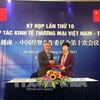 越南工贸部副部长陈国庆（左）与中国商务部副部长高燕。（图片来源：越通社）