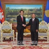 柬埔寨国会主席韩桑林会见即将结束工作任期前来辞行拜的越南驻柬大使石余。