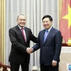 越南政府副总理兼外交部长范平明（右）与哈萨克斯坦驻越大使贝克特占·朱马卡诺夫。