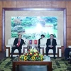 越南内务部部长黎永新与老挝内政部部长坎曼•舒魏勒。