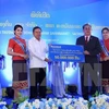 老挝西贡商信有限责任银行代表向沙湾拿吉省灾害支援基金捐款5000万基普 。