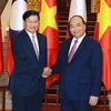越南政府总理阮春福与老挝总理通伦·西苏里。