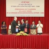 越南建设部部长范红河同古巴外贸外资部长罗德里戈·马尔米耶卡签署会议纪要。（图片来源：越通社）