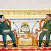 越南国防部部长吴春历大将（左）与缅甸国防军总司令敏昂莱。（图片来源：越通社）