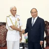 政府总理阮春福（右）会见印度参谋长委员会主席兼海军司令苏尼尔•兰巴。