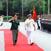 越南人民军总参谋长、国防部副部长潘文江上将和印度参谋长委员会主席兼海军司令苏尼尔•兰巴上将检阅仪仗队。（图片来源：越通社）