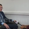 阿尔乔姆接受越通社记者的采访。