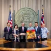 范光荣大使（左三）与夏威夷州州长大卫·井下（右三）（图片来源：越通社）