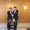 越南驻日大使阮国强（左）与冈山县知事伊原木隆太。（图片来源：越通社）